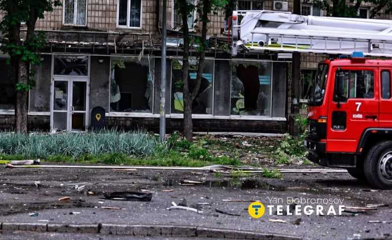 Російський дрон розтрощив вікна у відділенні Укрпошти в Києві