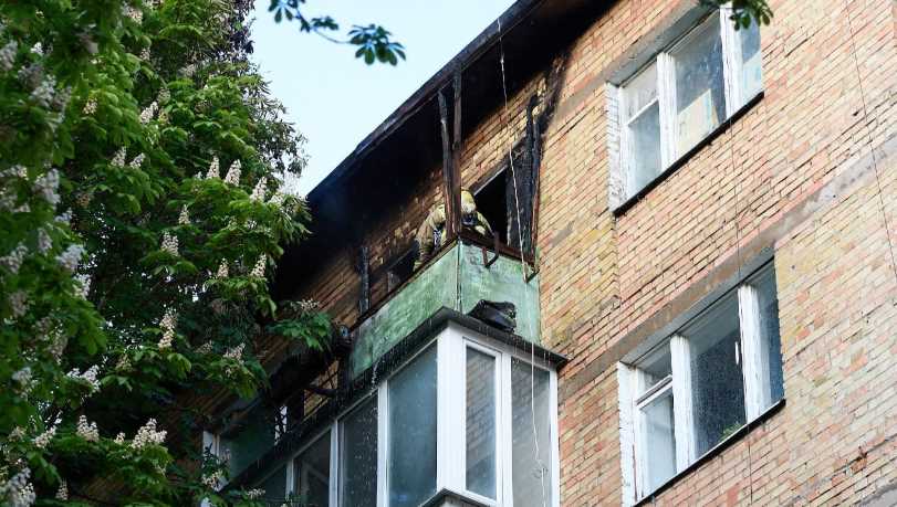 В Киеве вспыхнул балкон и полностью выгорела вся квартира