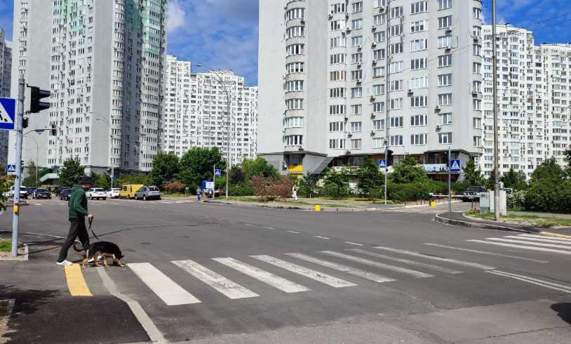 У Дарницькому районі збудували безбар’єрний перехід