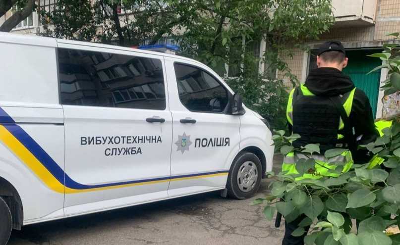 В Оболонском районе из дома бросили учебную гранату: правоохранители выясняют обстоятельства взрыва