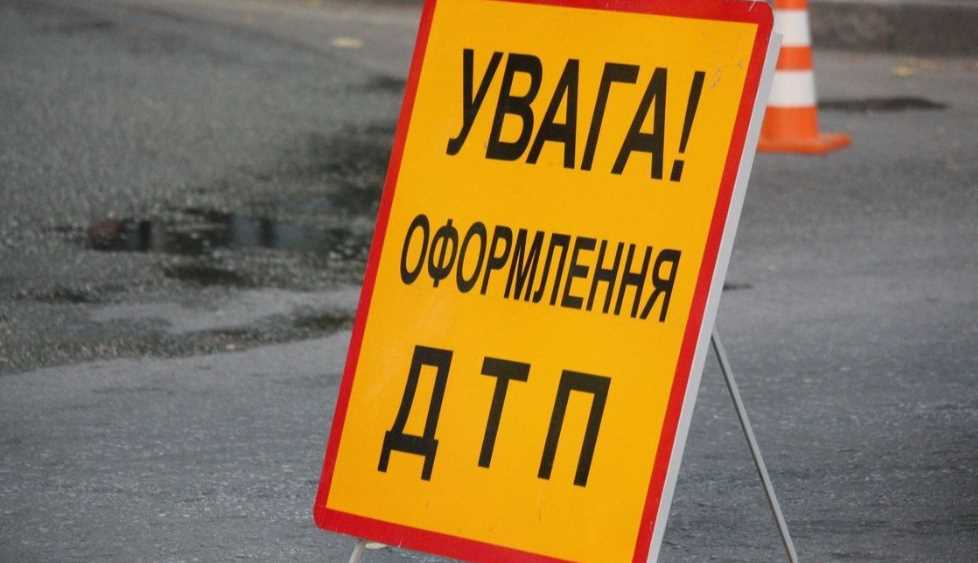 На трасі Київ — Чоп фура перекрила дорогу: на в’їзді у столицію затори