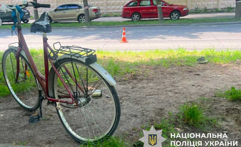На Київщині водій Mercedes збив на смерть велосипедиста