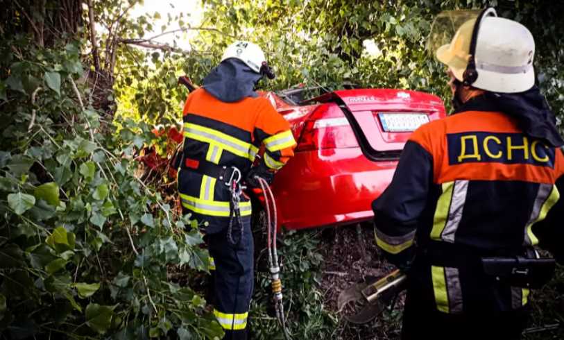 На Київщині легковик врізався у дерево: загинули троє людей