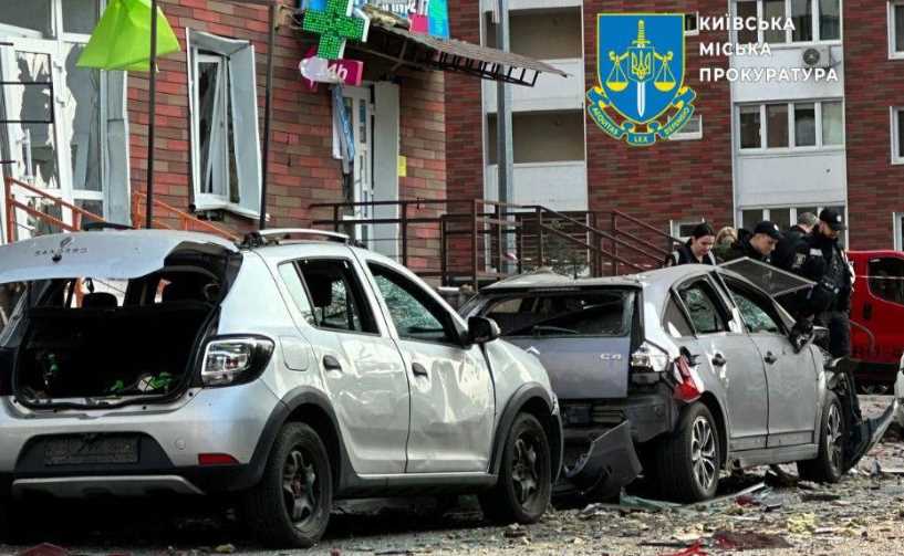 В столице 160 специалистов и десятки единиц техники ликвидируют последствия вражеского обстрела