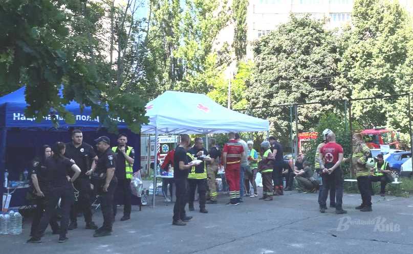 В двух районах Киева развернули штабы помощи пострадавшим от вражеского обстрела