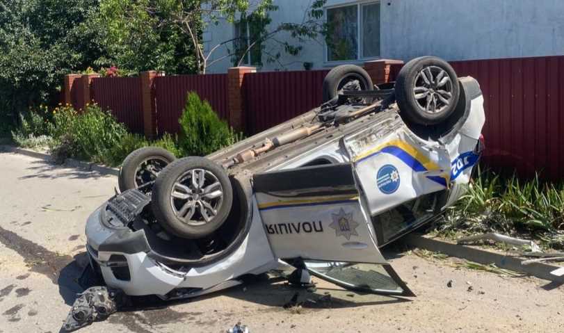 На Київщині легковик зіткнувся зі службовим авто поліції: є постраждалі