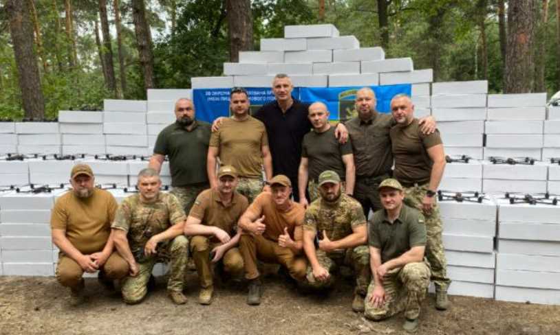 Віталій Кличко передав військовим від громади Києва 800 FPV-дронів різних типів