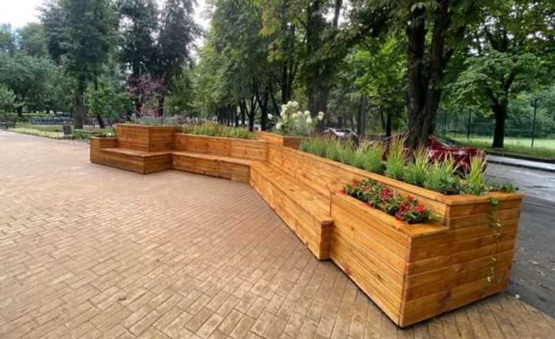 У сквері Солом’янського району облаштували вуличні меблі з озелененням