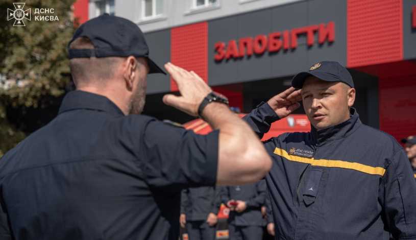 В столице наградили спасателей за отвагу во время обстрелов