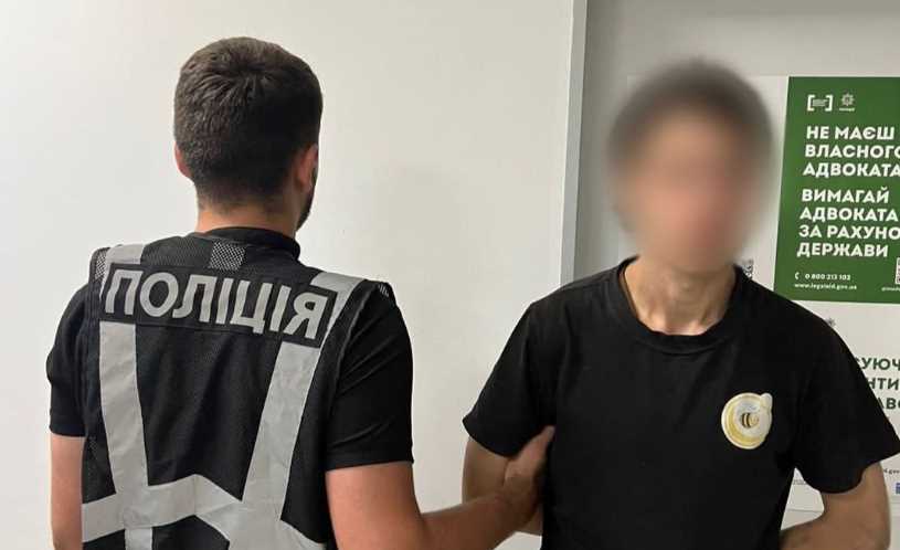 У Києві двоє чоловіків напали на жінку з ножем: затримані та перебувають під вартою