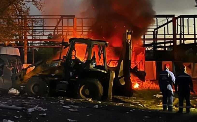 Столичні комунальники прибирають місто після атаки ворога: деякі вулиці поки без освітлення
