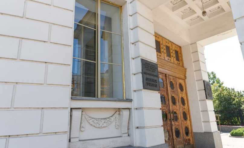 У Києві розпочали реставрацію фасадних вікон Будинку вчителя: знайшли автентичні елементи