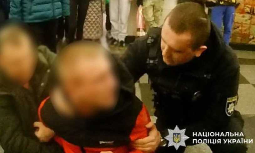У столиці засудили чоловіка, який у метро погрожував поліцейським пістолетом