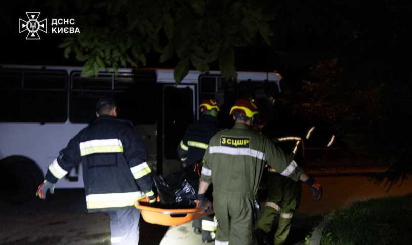 У Києві з-під завалів будинку внаслідок удару 7 вересня дістали тіло чоловіка