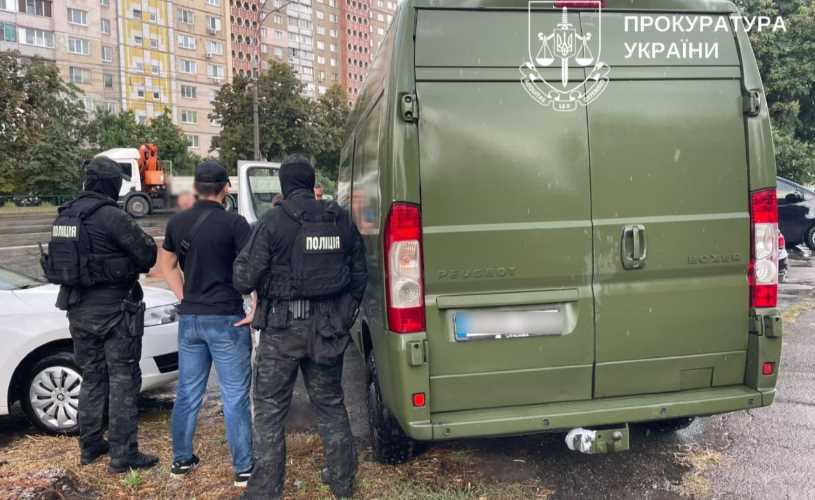 У Києві затримали жінку, яка торгувала автомобілями, ввезеними як гуманітарна допомога для ЗСУ