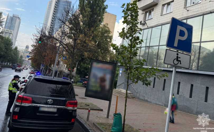 В Киеве усилили контроль за парковкой на местах для людей с инвалидностью