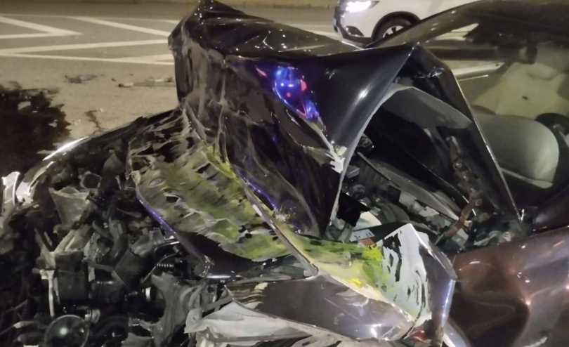 В столице пьяный водитель Mercedes врезался в маршрутку, пострадала пассажирка