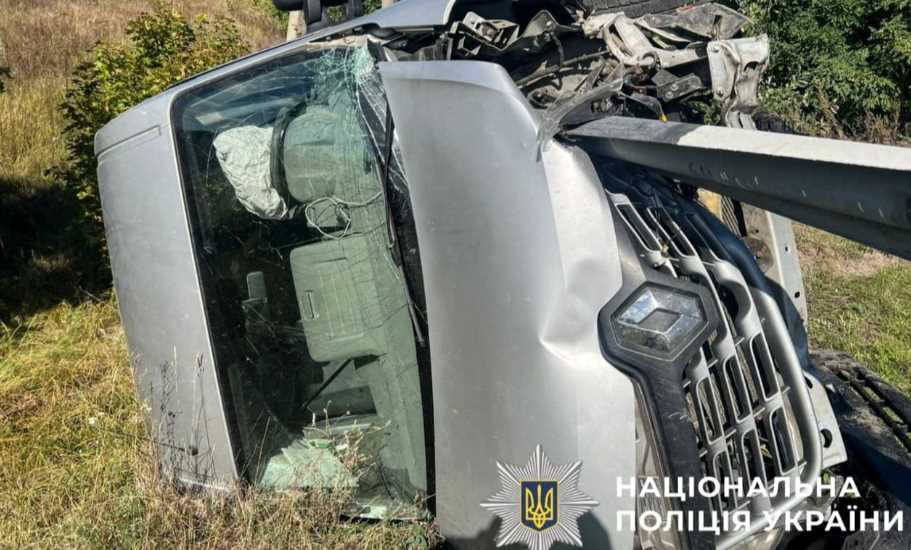 Смертельное ДТП на Киевщине: водитель микроавтобуса вылетел с дороги и врезался в отбойник