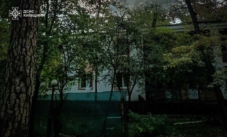 Из-за атаки вражеских дронов в Киевской области загорелось здание