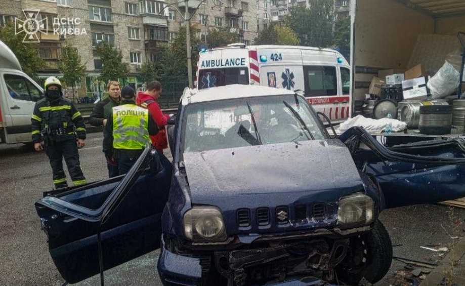 У Солом’янському районі внаслідок ДТП постраждали двоє осіб: їх деблокували рятувальники