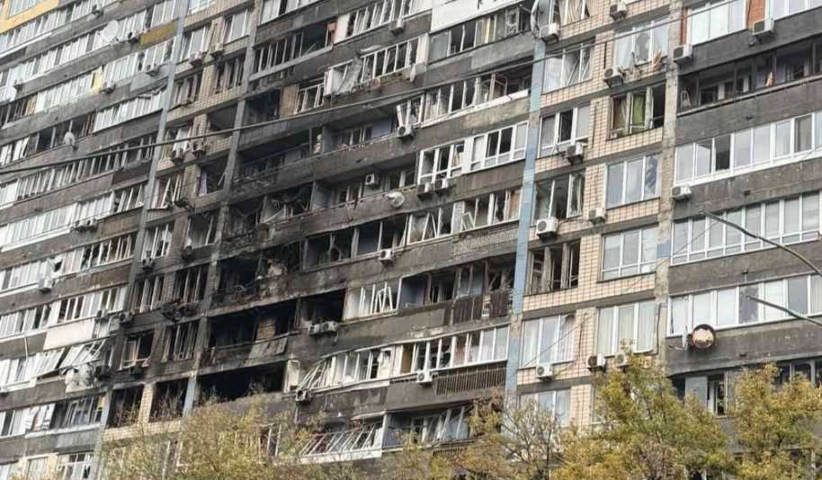 У Києві збирають допомогу для мешканців будинку, який постраждав від нічної атаки