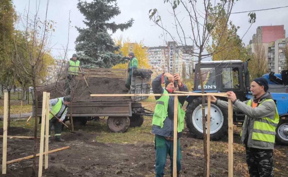 Деснянский район украсили яблонями, дубами и новыми цветниками