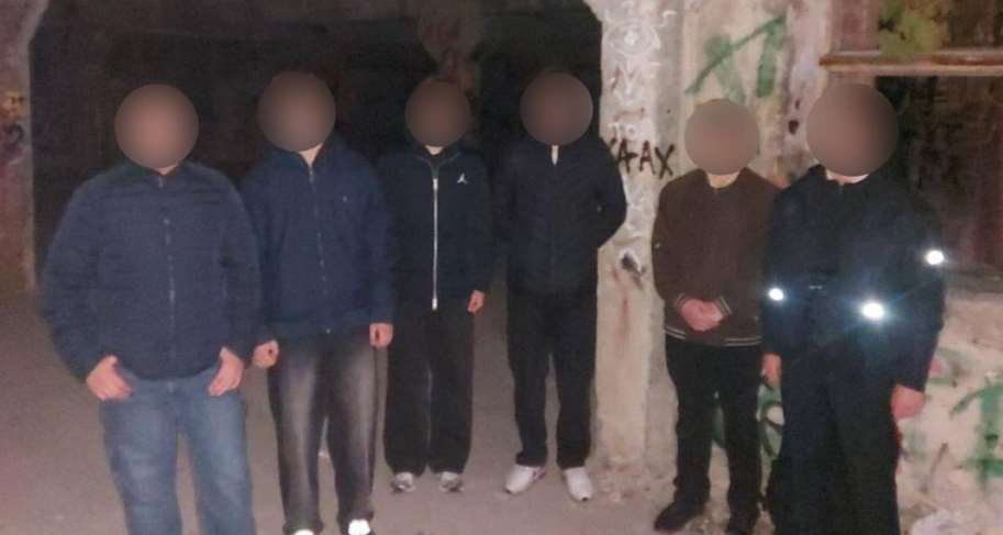 В Киеве группу подростков вывели из опасной зоны