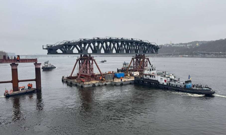 Під мостом Метро розпочали встановлення підтримувальних аркових конструкцій