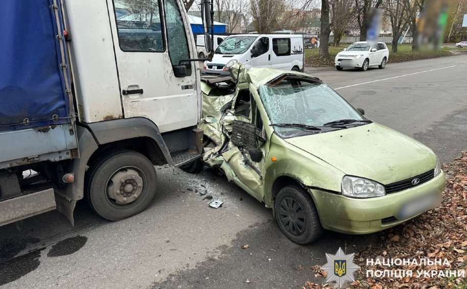В Броварах легковушка столкнулась с грузовиком: пострадал 27-летний водитель
