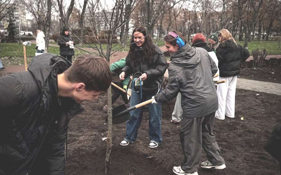На Оболони высадили деревья при содействии посольства Азербайджана