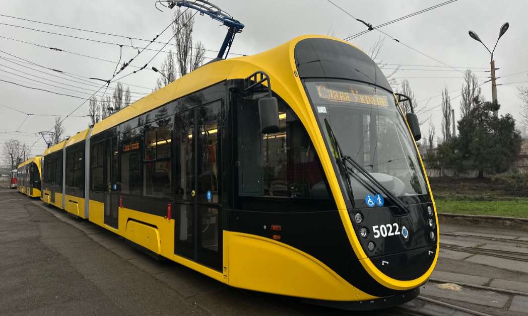 В Киеве на маршруты вышли новые трамваи и автобусы