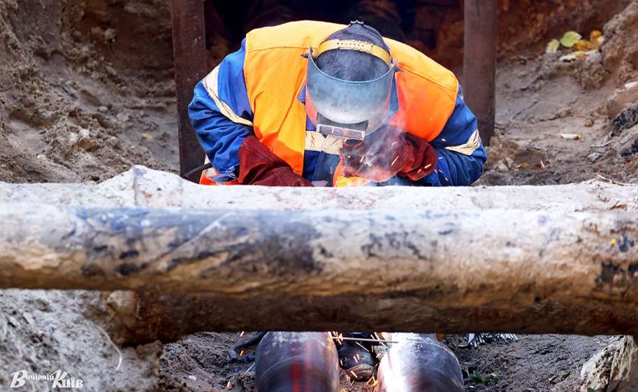Из-за повреждения теплосети около 60 домов в Голосеевском районе временно останутся без отопления