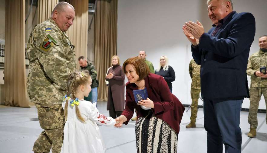 В Деснянском районе чествовали волонтеров и Защитников Украины