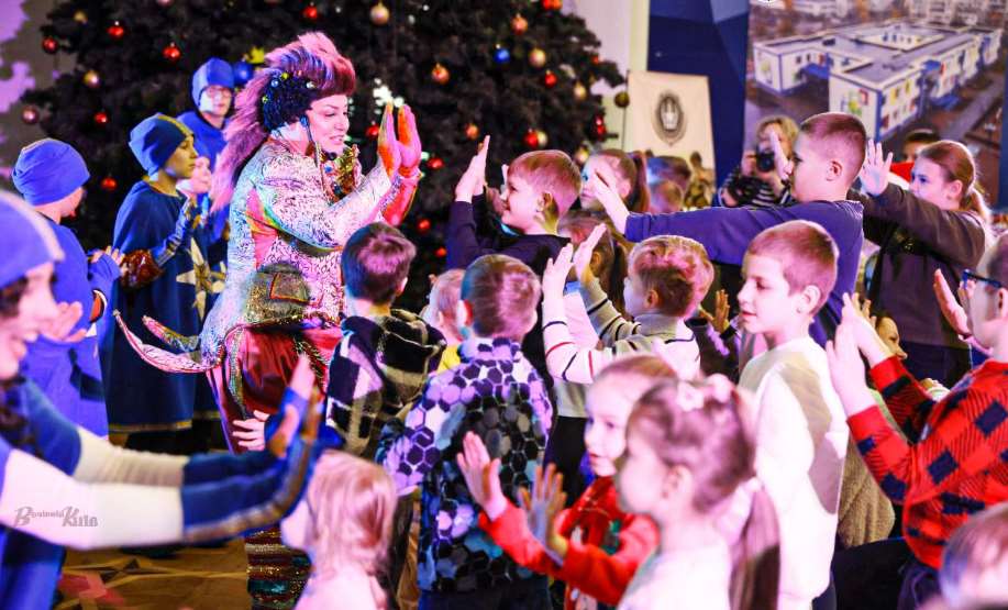 Різдвяно-новорічні свята для дітей стартували у Колонній залі мерії