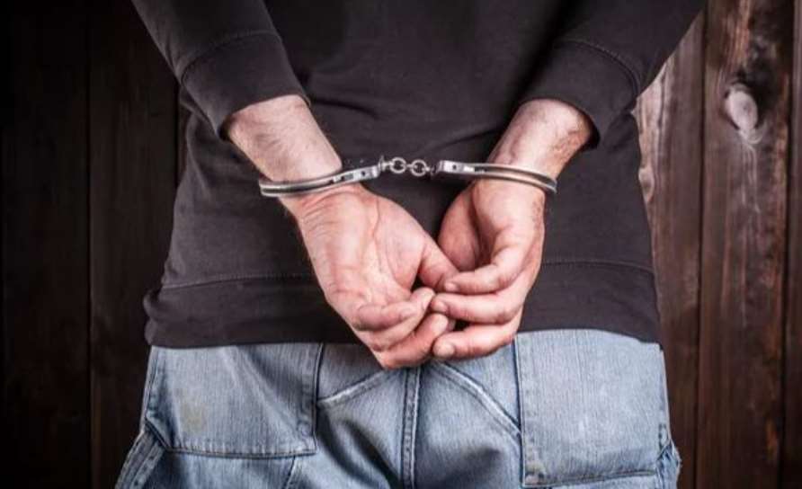 В столице сообщили о подозрении мужчине, который оскорблял падчерицу и ударил кухонным топором по руке сына