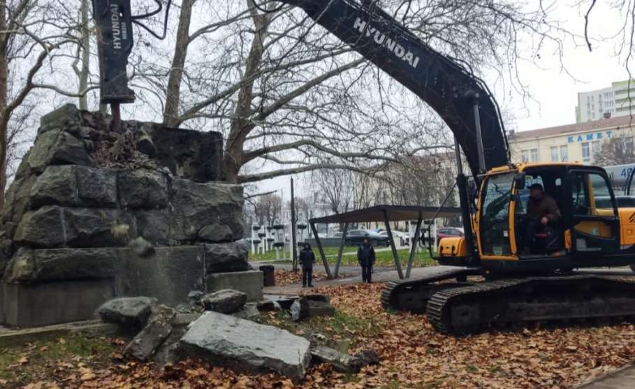 В Киеве снесли постаменты под памятники советской эпохи