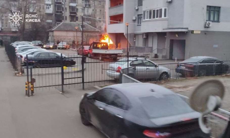 В Киеве загорелся генератор: огонь перекинулся на жилой дом