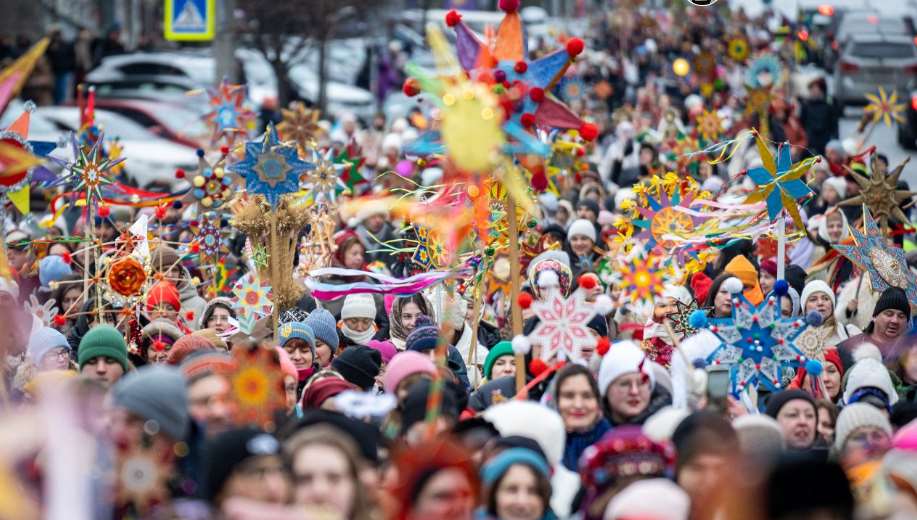 Сотни людей, колядки и рождественские звезды: в Киеве прошла праздничная процессия