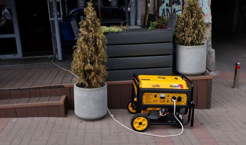 Лівий берег Києва повернувся до графіків відключень світла, невдовзі відновлять опалення