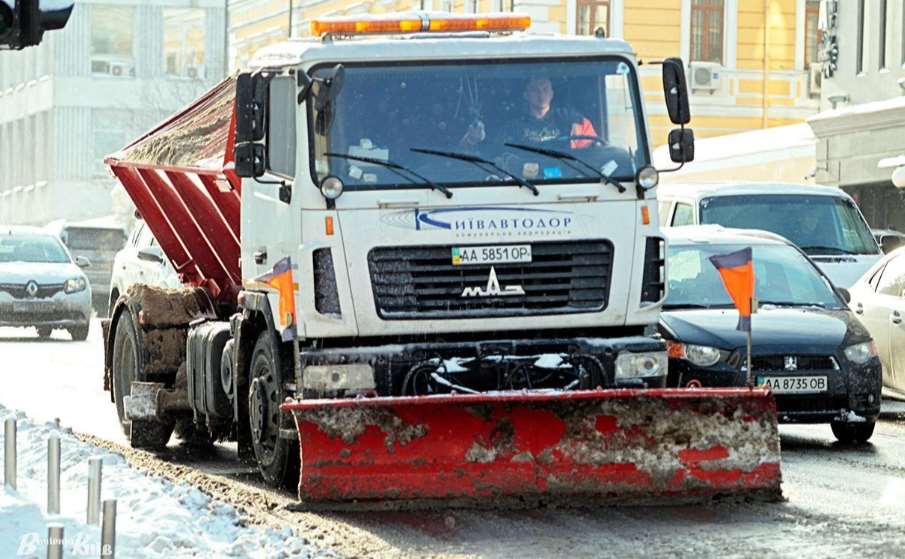 У місті дороги та тротуари від снігу розчищають 227 одиниць техніки