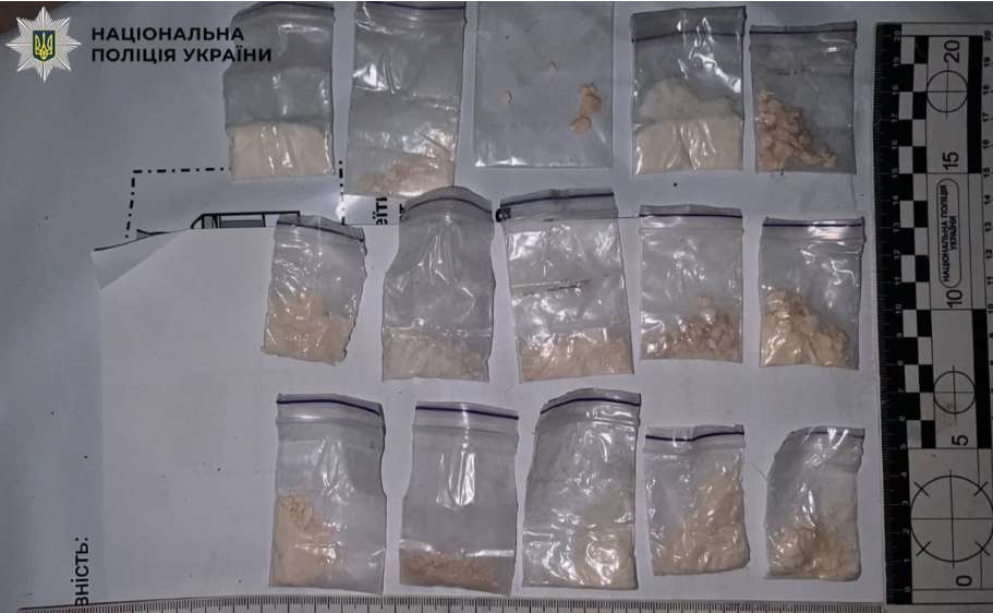 У Києві затримали жінку, яку підозрюють у збуті наркотиків через таксі