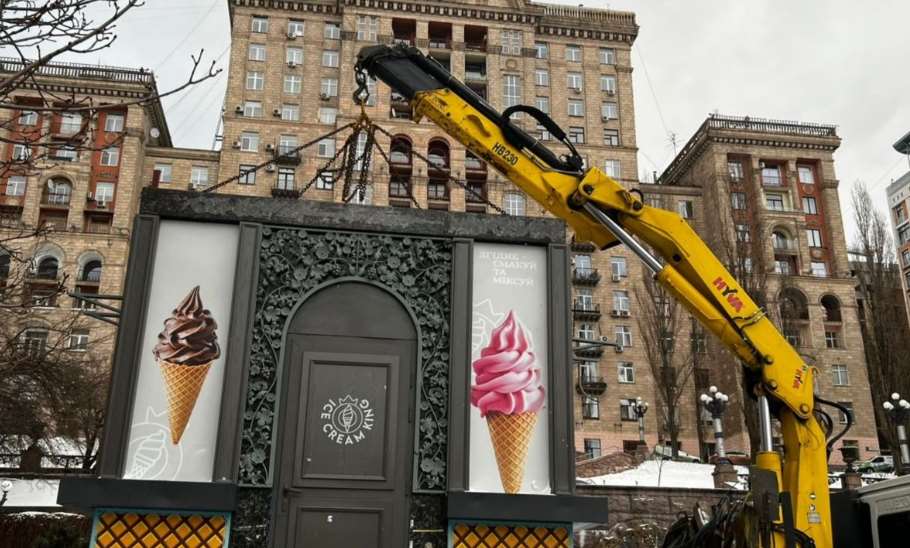 Крещатик без лишнего: в центре Киева демонтировали уже 13 МАФов