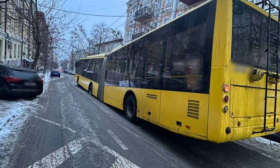 В центре столицы троллейбус провалился в яму: движение транспорта остановилось
