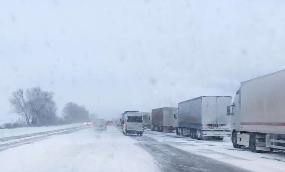 На автошляхах розгортають пункти обігріву та допомоги водіям: Київська область готується до негоди