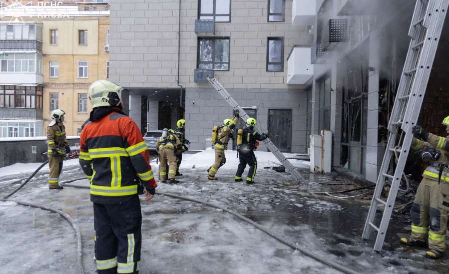 В Шевченковском районе Киева во время пожара спасли пятерых человек