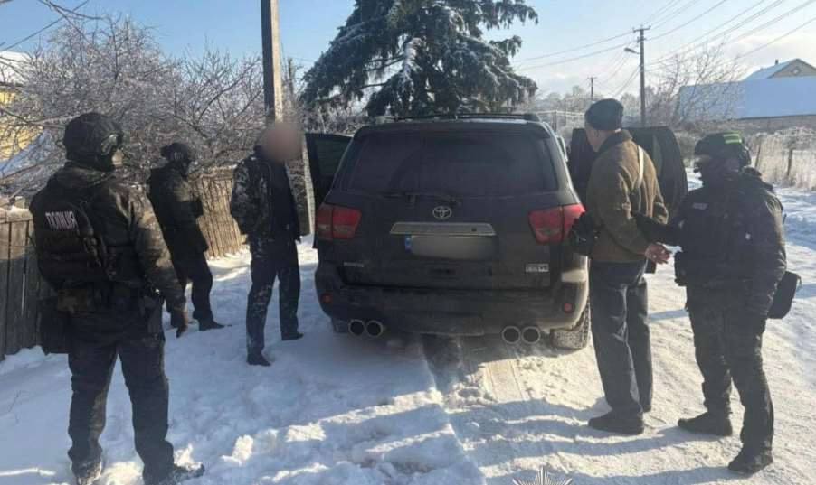 На Київщині зловмисники вимагали з людини 130 тисяч доларів неіснуючого боргу