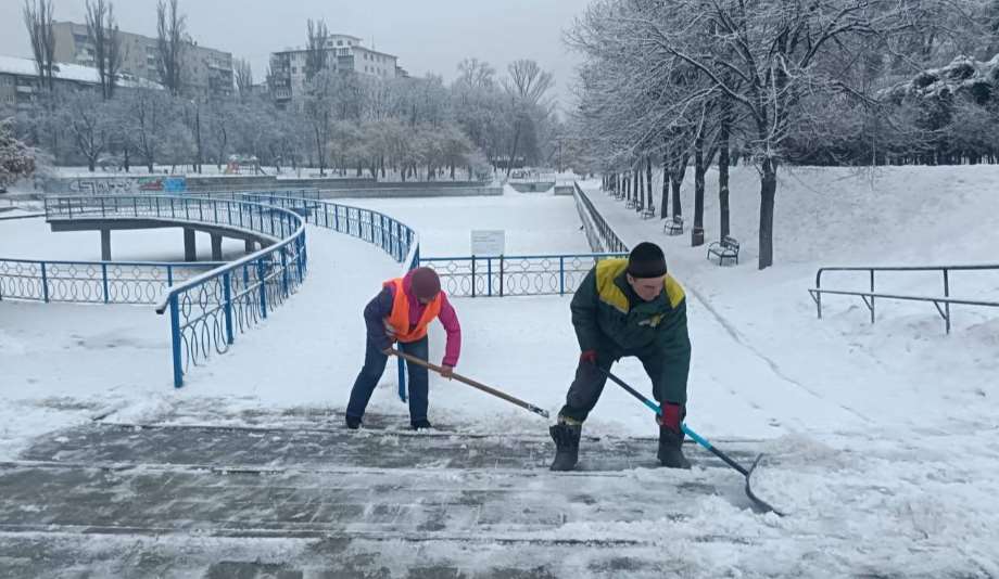 В Киеве продолжается противообледенительное обрабатывание и расчистка дорог: к работе привлекли 230 единиц спецтехники