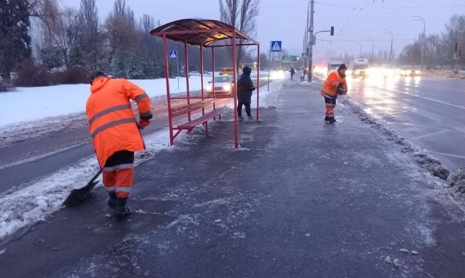 Сейчас на дорогах Киева гололедица