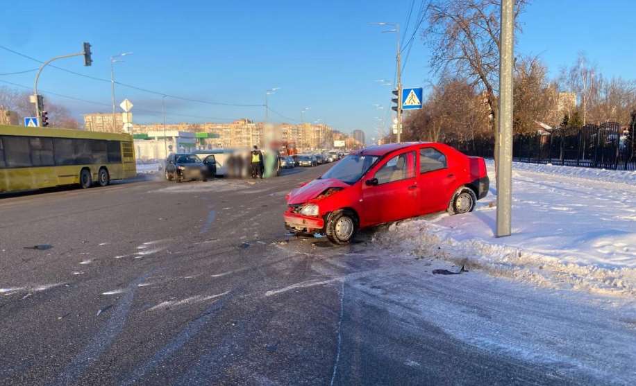 В Киеве на перекрестке перевернулся автомобиль