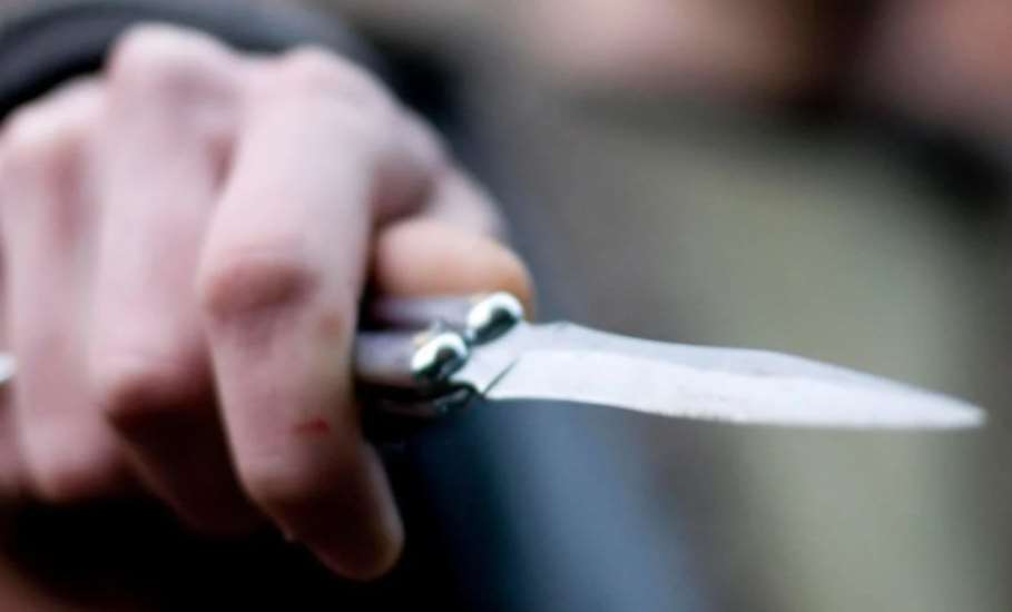 В Дарницком районе мужчина, угрожая ножом, ограбил киевлянку